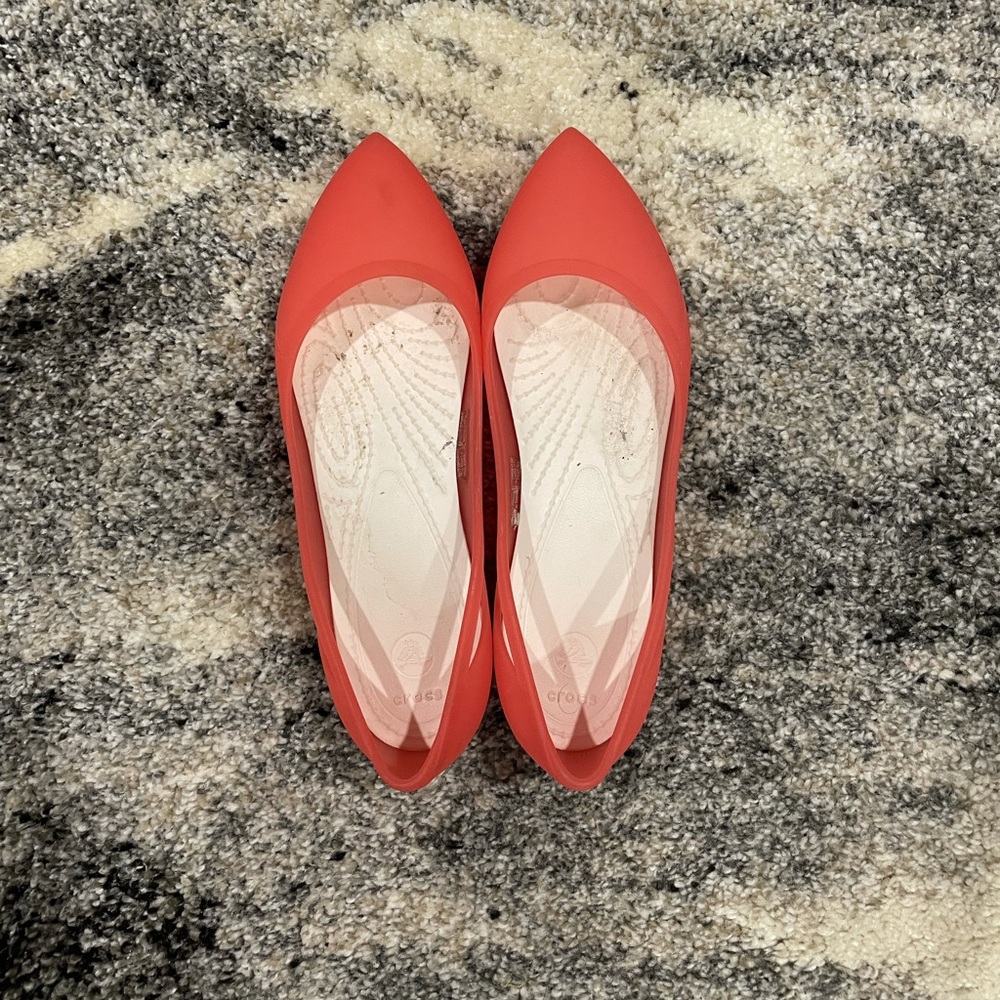 Crocs size 5 coral rain flats
